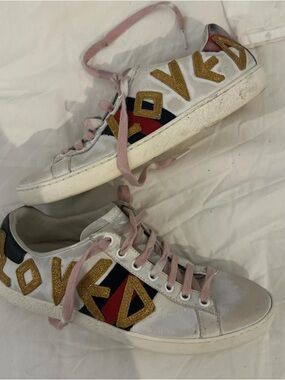Gucci White Leather Sneakers with Gold Glitter Logo and Pink Laces
